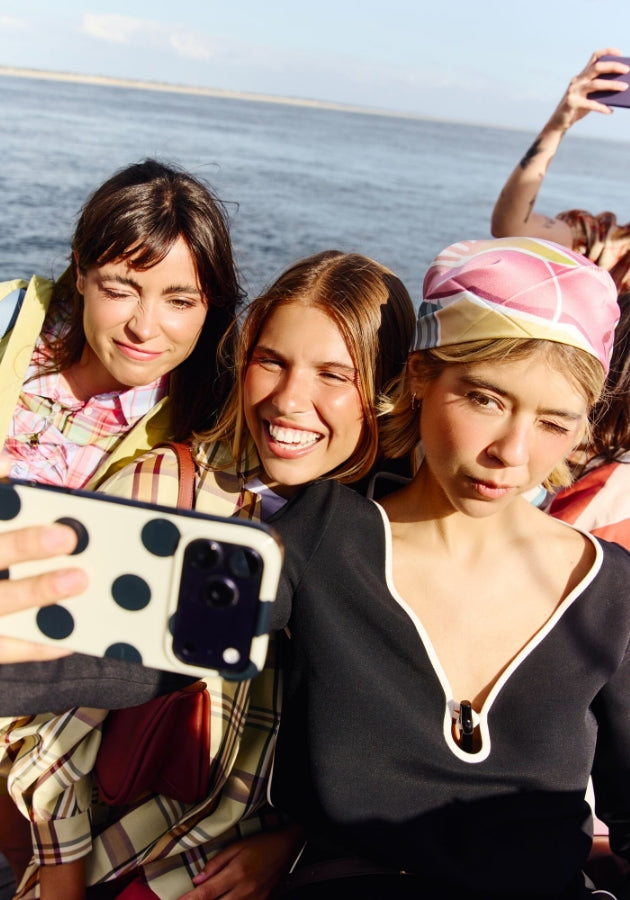 Under the radiant Portuguese sun, friends of the Maison enjoy summer in total freedom. image 1